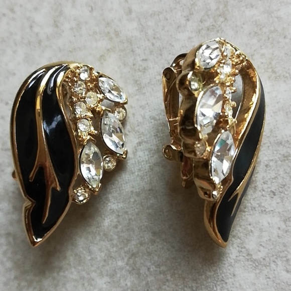 Trifari Jewelry - Vintage Trifari Earrings Black Gold Clip On